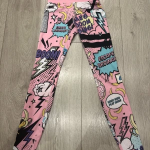 Rosa stronger byxor med tryck!🩷 - Säljer ett par supercoola nästan helt oanvända leggings med pop art-inspirerat tryck i massor av fina färger. Ny pris 750kr!💞
