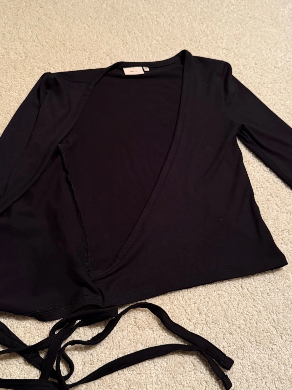 Populär svart omlottopp från Nelly. - 3