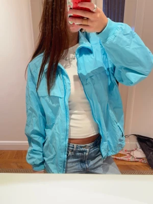 Ljusblå jacka - Säljer denna super snygga ljus blå jackan 🤗🤗🤗🥹