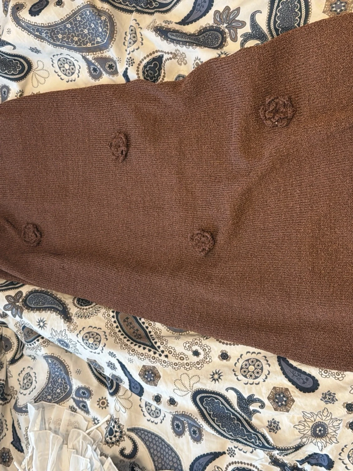 Brun stickad klänning  med blommor öppen rygg 