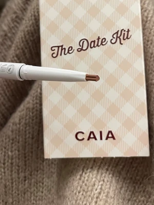 Caia läppenna cortado - Säljer Caias läppenna i färgen cortado från datekit, eftersom jag inte var ute efter den färgen! 🩷Endast testad på handen. Färgen: Ljus brun med varma toner