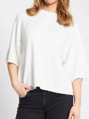 Vit oversized stickad tröja  - Säljer en vit oversized stickad tröja. Tröjan har rund halsringning, halvlånga vida ärmar och ribbade kanter. Perfekt för en avslappnad och stilren look. Materialet känns mjukt och luftigt. Köpt från Lager 157 och har använts flitigt, lite nopprig🤍