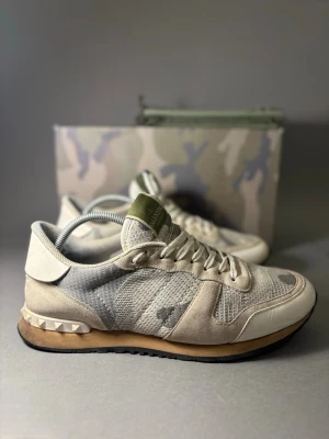 Valentino rockrunners - Valentino rockrunners , i fint skick skit fet modell! Storlek 44 , tillbehör - BOX, DUSTBAG!