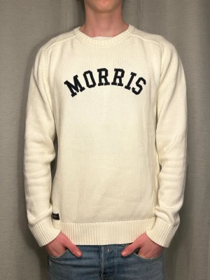 Vit stickad Morris tröja - Säljer en vit stickad tröja från Morris. Storleken är M(men funkar även som S) Modellen på bilden är 183 o väger ca 70 kg. Skriv vid minsta fundering.