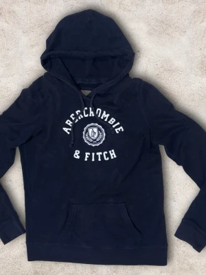 Abercrombie & fitch hoodie M - En snygg Abercrombie & fitch tröja i storlek M skulle jag säga även fast det står L. Bra skick! Färg mörkblå! 😀