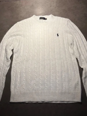 Ralph Lauren Kabelstickad Tröja - Säljer en riktig snygg, lyxig, stilren tröja från Ralph Lauren. Storlek: L. Riktig bra skick! Skriv vid frågor eller kom med bud!