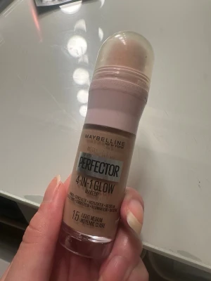 Maybelline Perfector 4-in-1 Glow 1.5 - Oöppnad 🥰Maybelline Instant Age Rewind Perfector 4-in-1 Glow i nyansen 1.5 Light Medium. Foundationen kommer i en praktisk tub med inbyggd applikator och ger en glowig finish. Innehåller 20 ml och kombinerar primer, concealer, highlighter och BB-cream.
