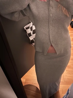 Grå sett i stickat material - Mysig grått sett från Gina använd 1 gång. Går att matcha med mycket, både klä upp och klä ner💕perfekt nu till våren💕