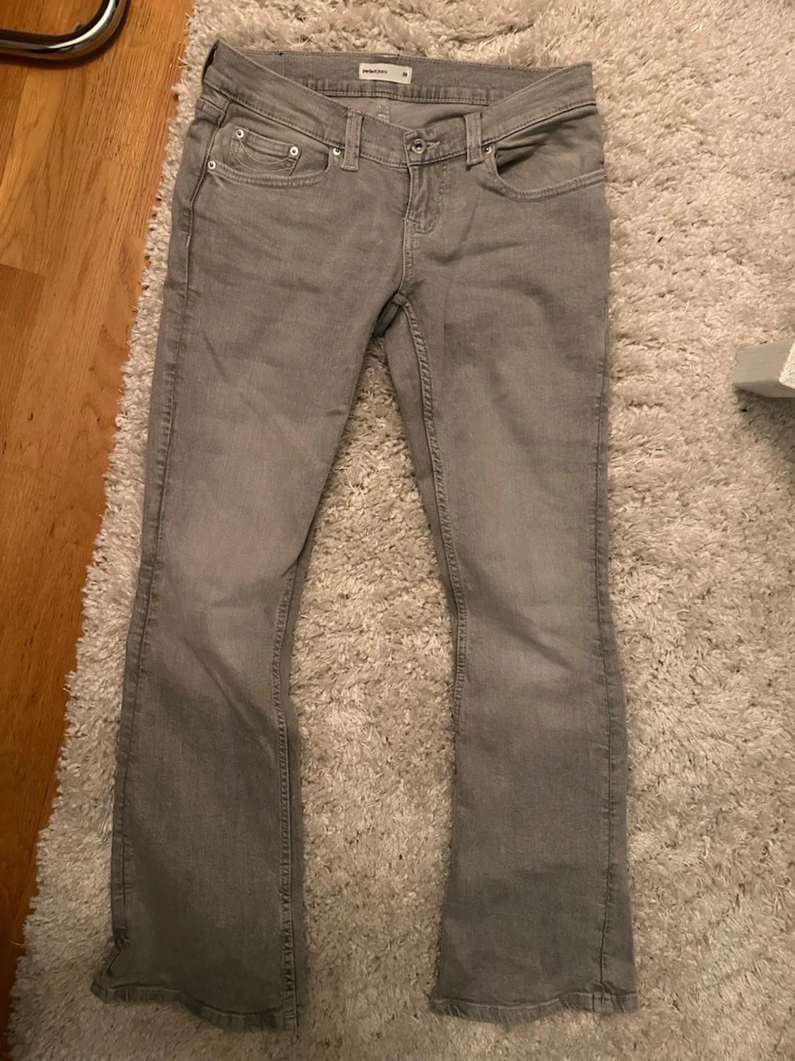 Ljusgrå bootcut jeans - 2
