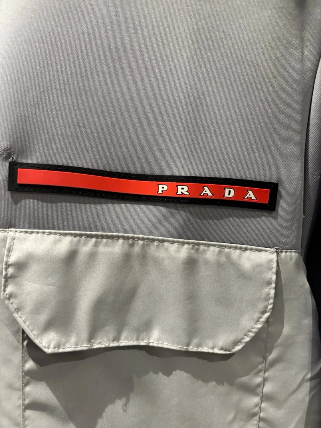 Grå vindjacka med huva från Prada - 1