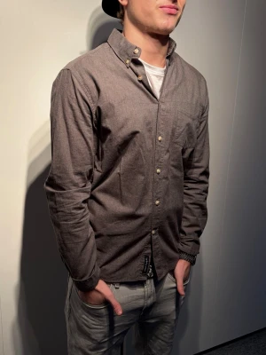 East west skjorta brun - Brun East west skjorta i storlek M, Den är i fint skick🤩