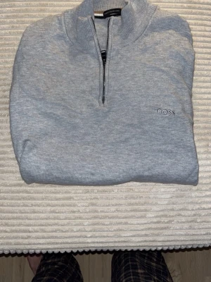 Hugo Boss Half-Zip Ljusgrå Small - Perfekt skick, knappt använd, storlek S.