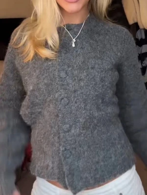 Kofta - En mysig och superfin kofta från Gina Tricot som knappt är använd, så som ny. Köpt för 399 och finns inte längre att köpa💕