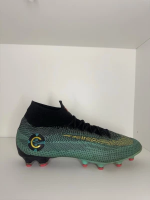 Mercurial superfly 6 - Ronaldos vm 2018 skor i oanvänt skick väldigt sällsynt. Intressant skicka bud