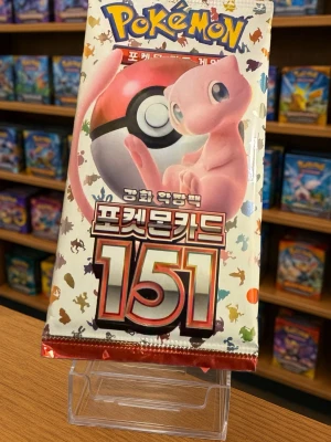 Pokémon Card 151 Booster Pack(1 BoosterPack Korean Edition). - Pokémon-samlare, se hit! Vi har fått tag i ett paket av den koreanska utgåvan av det otroligt populära setet ”Pokémon Card 151” (151). Detta set är en nostalgisk hyllning till de ursprungliga 151 Pokémon från Kanto-regionen! Vad finns inuti? På paketet står det: • Paketets namn: 151 (Pokémon Card 151) • Antal kort: Varje boosterpaket i den koreanska versionen innehåller vanligtvis 7 kort. (Val av 7 kort” / 7 kort per paket).