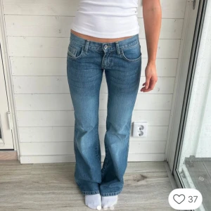 Bootcut jeans - Lågmidjade bootcut jeans I mycket bra sick. Midjemått rakt över: 36 cm inneben: 81 cm.      Var tyvärr för små för mig så säljer därför vidare. 