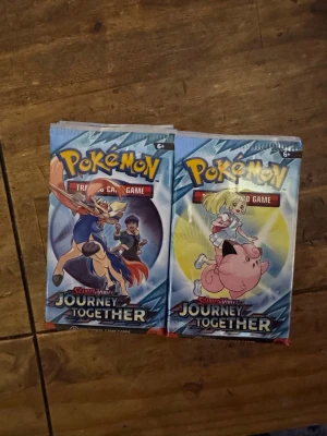Pokémon Scarlet & Violet -Journey Together3 Booster Packs - Booster Packs | Pokémon TCG  Upptäck äventyret i Pokémon Scarlet & Violet – Journey Together! Denna serie fokuserar på det starka bandet mellan tränare och deras Pokémon, med vackra illustrationer och kraftfulla kort.  Vad kan du hitta i Journey Together? • Pokémonkort från Scarlet & Violet-eran • Pokémon ex-kort • Holografiska och sällsynta kort • Ultra Rare & Special Illustration Rare • Tränarkort, energikort och samlarkort • Kort som visar tränare tillsammans med sina Pokémon