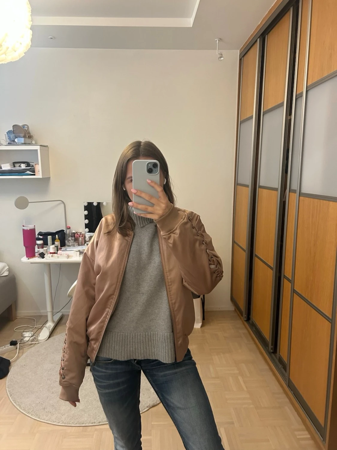 Beige bomberjacka med snörningsdetaljer