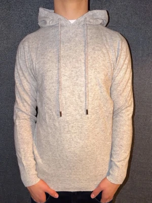 Kashmere/Merino hoodie  - Tjena säljer nu denna Kashmere/Merino hoodien som är i färgen grå hör av er vid minsta lilla fundering⭐️