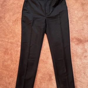 Kostymbyxor - Säljer ett par snygga svarta kostymbyxor från Zara. Byxorna är straight och i storlek 36/S, säljer för att de inte kommer till användning. Pris går att diskuteras