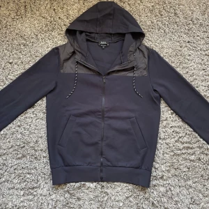 Apc cardigan - Säljer denna sällsynta APC cardiganen i mycket bra skick!⭐️Storlek : S passar S!🙌Nypriset ligger på 4000kr!🤝Hör gärna av er om ni har funderingar!👍