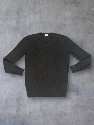 Kashmir Tröja V-Ringad Mörkgrå M John Henric - Storlek: M || Skick: 8/10 || Varumärke: John Henric || Färg: Mörkgrå || Nypris= 1000 kr, mitt pris 449 || Follow= 10% rabbat ||