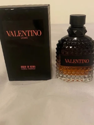 Valentino coral fantasy - Valentino coral fantasy, cirka 75/80ml kvar av 100ml, parfymen har en liten spricka på locket men det är inget som påverkar hur den sprayar eller något! Hör av vid fundering! 