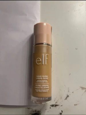E.l.f halo Glow  - Elf Halo Glow  färg 2 fair/light, den är helt ny oöppnad fick dubbelt i julklapp så därför jag säljer den, dom köpte den från Lyko så nypris 199kr, mitt pris 120kr pris kan såklart diskuteras💗