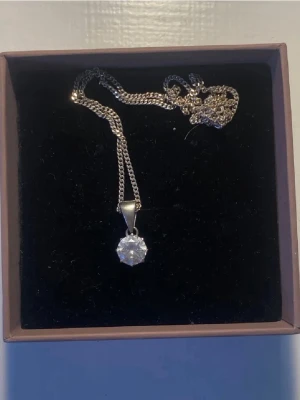 Halsband - Jätte snyggt halsband i silverfärg med en sten i. Super snygg. Om jag minns rätt är den från Guldfynd
