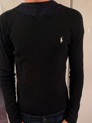 Ralph Lauren tröja -  Ralph Lauren tröja   Skick enligt bild  Modellen är 180 cm