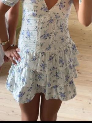 Blommig kortklänning med volanger - Slutsåld klänning från zara, stl s.