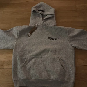 Essentials hoodie - En helt ny essentials hoodie med prislapp använd 1 gång. Skön snygg går med allt.