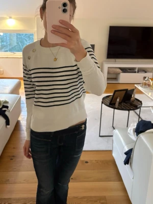 Randig tröja med knappdetaljer - Säljer min jättefina randiga tröja från Tommy hillfiger med knappdetaljer i storlek xs. Tröjan är i väldigt bra skick! säljer den för 470 men pris kan diskuteras 