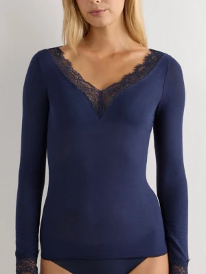 Marinblå  - En jätte fin kashmir tröja från intimissimi med v ringad och spets. Jag knappt användt den så den är inte nopprig och är i väldigt fint skick🥰