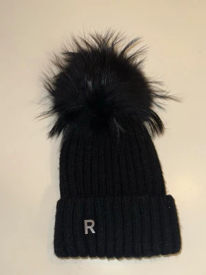 Rockandblue Mössa - RockandBlue svart mössa, använd max vid ett par tillfällen. 