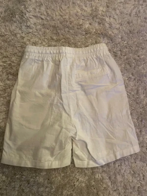 Linneshorts 152 - Tjaba!säljer mina fina linneshorts från grunt pga av att de blivit för små,dom är i strl M som motsvarar 152, dom är använda ett fåtal gånger och är i jätte fint skick!priet är inte hugget i sten!