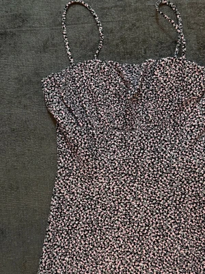 Sommar klänning  - storlek S, sitter så fint på kroppen 