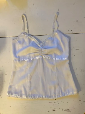🍒Babydoll linnetopp I satin🍒 - 🍒SHINE BRIGHT LIKE A DIAMOND🍒Så snygg babydoll linnetopp i matt satin med smala reglerbara axelband från MQ. Toppen har fina spetsdetaljer, glansiga pärlfärgade band, en smockad rygg och dragkedja i sidan. Missa inte denna! 💎💎💎