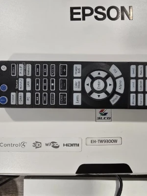 Epson EH-TW9300W 4K 3D Projektor med defekt - Epson EH-TW9300W är en kraftfull 4K-kompatibel projektor med 3D-stöd, trådlös HDMI, flera anslutningar (HDMI, LAN, USB, PC) och fjärrkontroll. Perfekt för hemmabio. Defekter  är att det finns 2 gula streck till vänster om bilden, mest tydligt mot ljust bakgrund,  övrigt toppen skick. Ny Epson originalförpackning med ca 300 timmar.