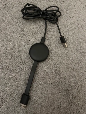 Google Chromecast generation 3  - Google Chromecast mediaströmningsenhet i svart. Ansluts via HDMI och USB, perfekt för att streama innehåll till din TV. Produkten är i gott skick.  Följer med : dongel samt en svart strömkabel. 