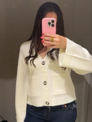  kofta med knappar  - fin benvit kofta från ginatricot. inga defekter, tyvärr inte kommit till användning 