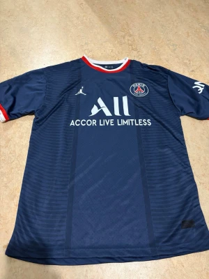 PSG tröja - Superfin Tshirt från Psg i helt okej skick, kommer ej till använding