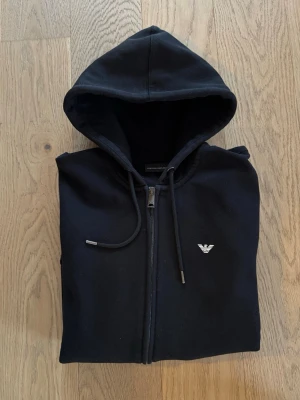 Emporio Armani zip hoodie - I fin kvalitet! Sparsamt använd.
