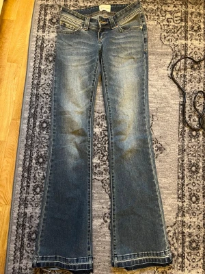 Lågmidjade Abrand Jeans - Lågmidjade Abrand jeans! Har haft i cirka 1 år men har använt de fåtal gånger 
