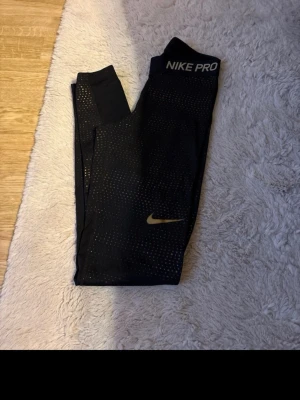 Nike träningsbyxor  - Använda fåtal gånger men kan vara lite noppriga vid resår bandet