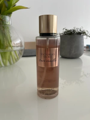 Victoria secret bare vanilla mist  - En parfym mist från Victoria secret i doften bare vanilla , jätte god vanilj doft 🍦🍨.  Använd ca 90% av flaskan <3 