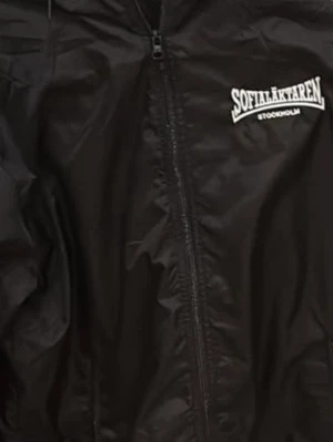 Svart vindjacka från Sofialäkaren - Säljer en svart vindjacka från Sofialäkaren Stockholm. Jackan har dragkedja framtill och en enkel, sportig look med logga på bröstet. Perfekt för dig som vill ha en lätt och smidig jacka till vardags.