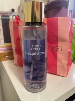 Midnight Bloom Fragrance Mist 250ml - Victoria's Secret Midnight Bloom Fragrance Mist på 250 ml. En populär body mist som ger en fräsch känsla och passar perfekt för dig som vill ha en lätt och ungdomlig doft i vardagen.