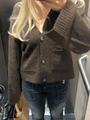 Brun kofta med knappar - Mysig brun kofta med stora knappar framtill och två fickor. Pris kan diskuteras💕
