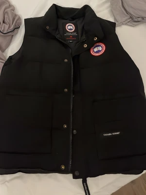 Svart väst, svart jacka , blåa jeans - Säljrr nu 3 saker 